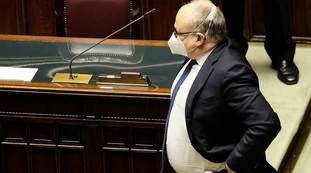 Roberto Gualtieri, terrificante sospetto: "L'extradeficit da usare nel caso di altri vincoli". Hanno già deciso un nuovo lockdown?