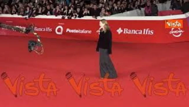 Julianne Moore passeggia sul red carpet della Festa del Cinema di Roma e posa per i fotografi