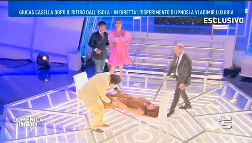 Vladimir Luxuria, il crollo in diretta da Barbara D'Urso: si fa ipnotizzare da Giucas Casella
