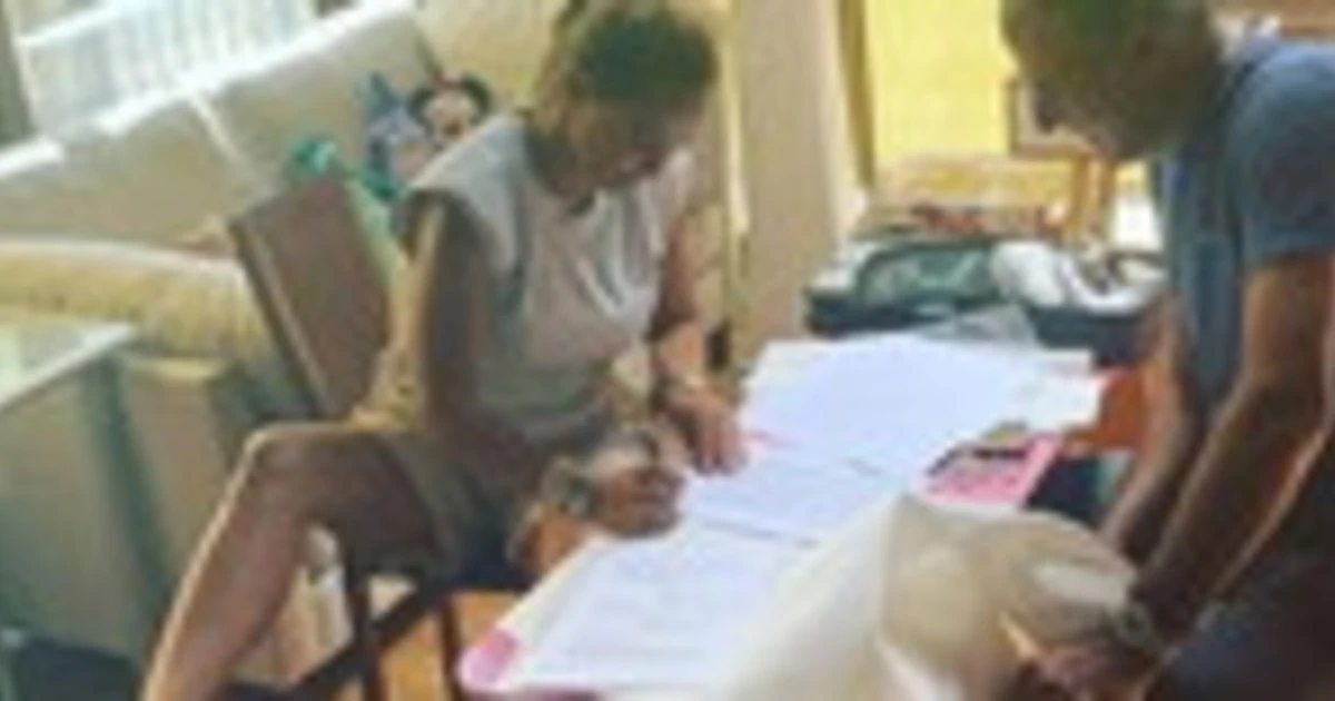 Sonia Bruganelli, ai suoi piedi: mentre lei lavora... La foto che scatena il linciaggio: "Snob", "Ti devi vergognare" | Guarda