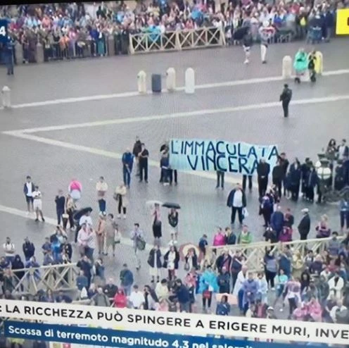 Vaticano, Papa Francesco e lo striscione in piazza San Pietro. Sospetto clamoroso: blitz dei salviniani