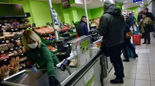 Roberto Burioni e il coronavirus sulle superfici: quanto tempo resiste e quali sono i materiali più "ospitali"