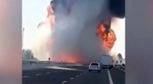A1, incidente a Cadeo: due morti, coinvolti due tir e un'auto. Il video: inferno di fuoco, come si salvano due tedesche