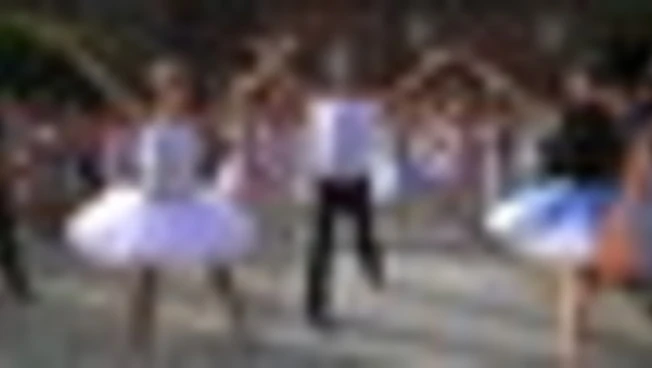 La grande marcia danzante di On Dance giudata da Roberto Bolle