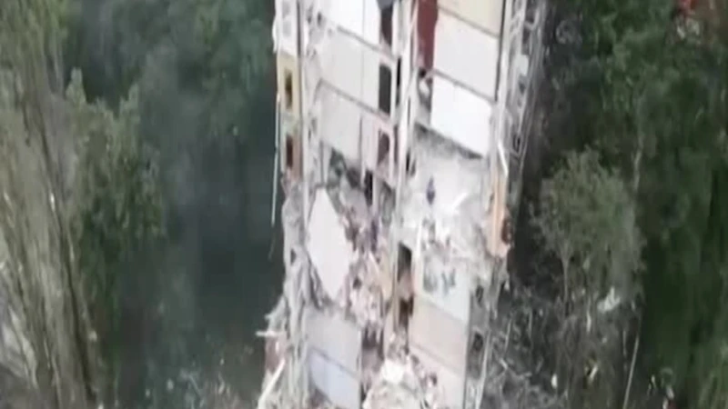 Ucraina, morti e feriti a Kiev in attacco russo: i soccorsi nel palazzo sventrato