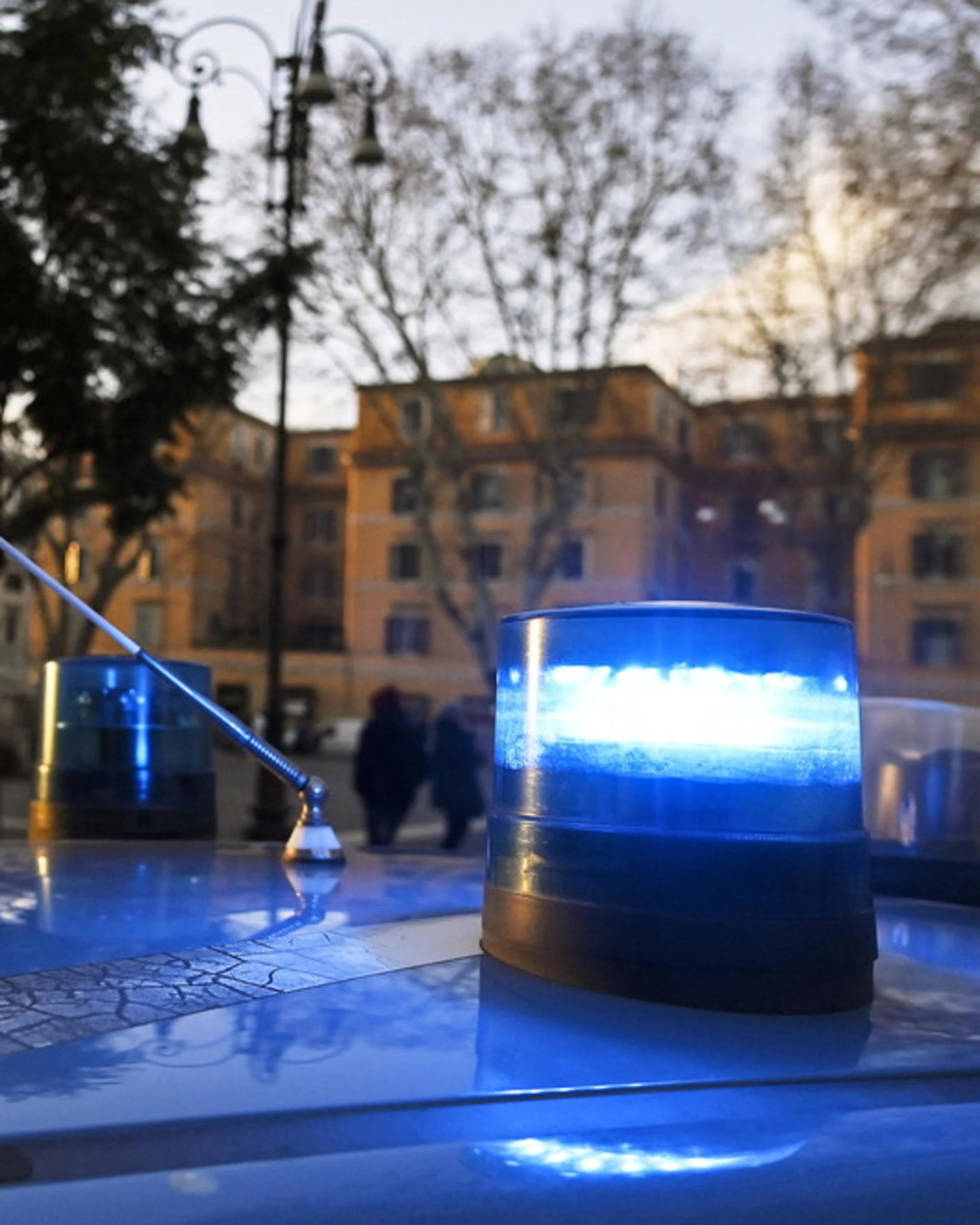 Roma, non si fermano all'alt e rischiano di investire gli agenti: caos in pieno giorno