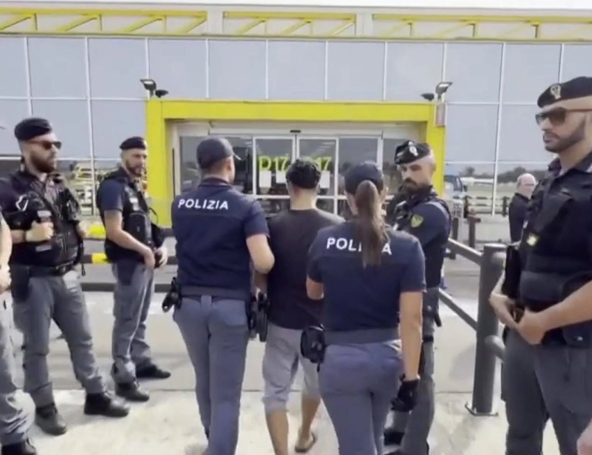 Immigrazione, 23enne egiziano rimpatriato? Ma le toghe dicono no: clamoroso, perché ora può tornare