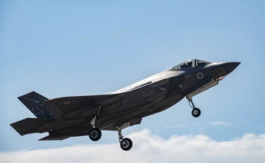 Iran, la giornata. A Teheran attivati i sistemi di difesa aerea. Trump: "Abbiamo il controllo di Hormuz"