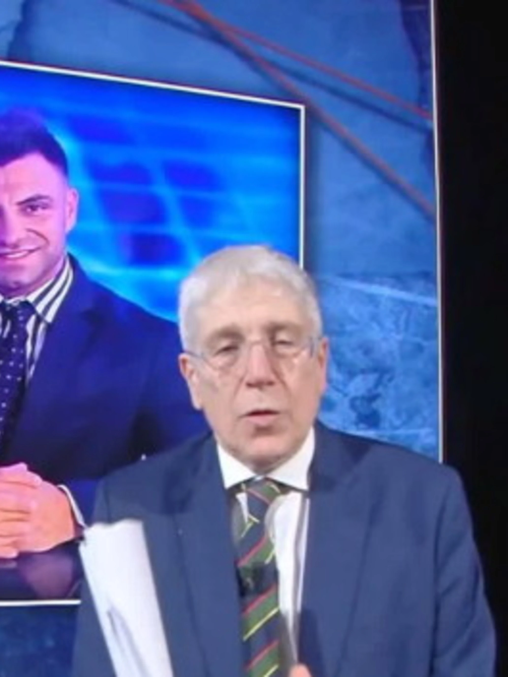 Fuori dal Coro, inviato aggredito: "Pezzo di m***, ti ammazzo"