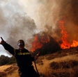 Le fiamme minacciano Atene