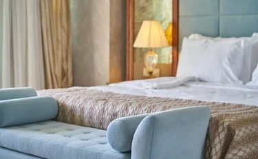 Mangia a sbafo, dorme e non paga: la "signora delle truffe" 