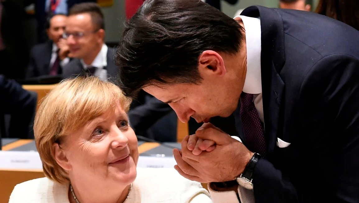 Angela Merkel loda Giuseppe Conte: "Mi concentro su di lui". Guai per il premier