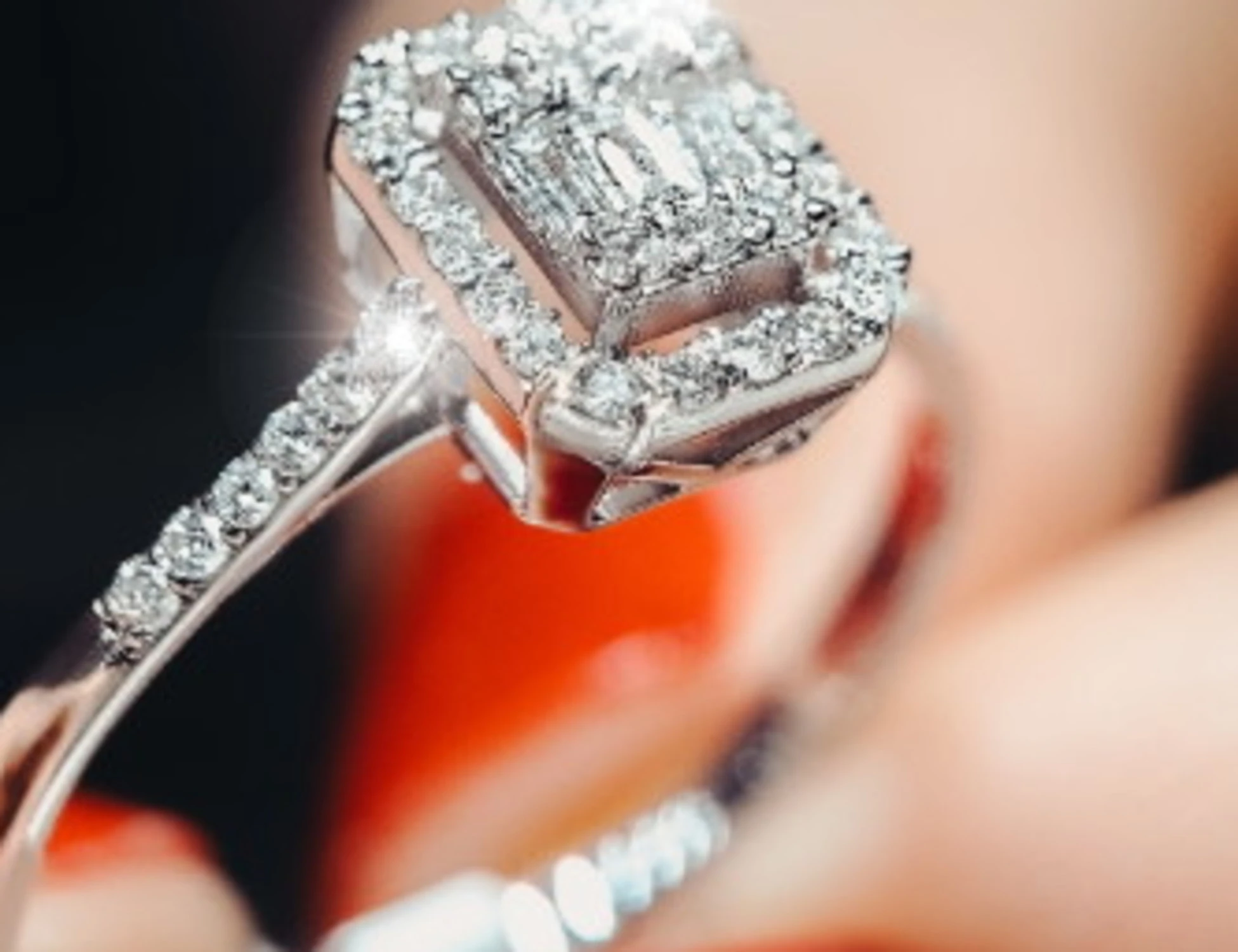 Siamo sempre meno romantici: i diamanti non si vendono più