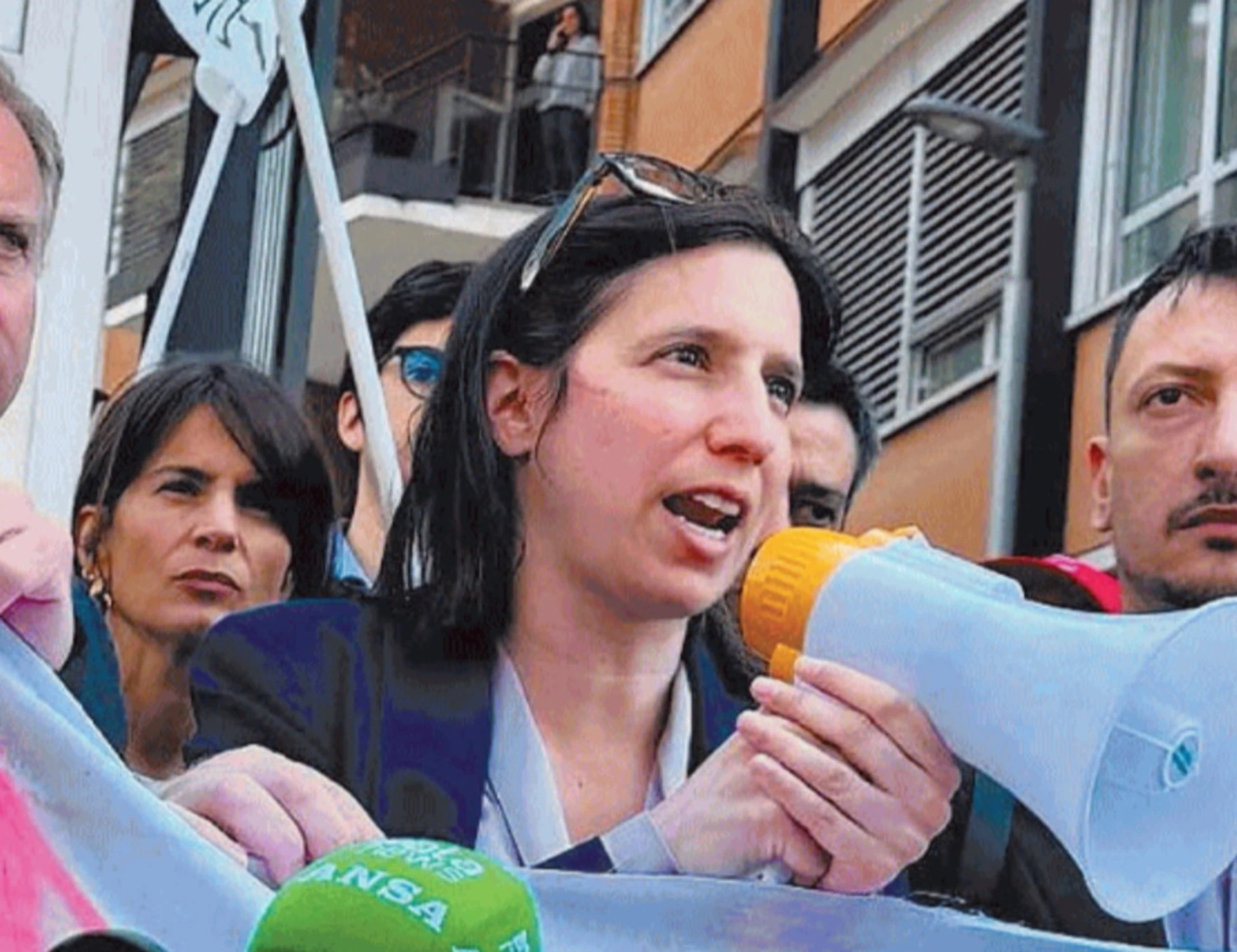 Elly Schlein, la carnevalata del Pd contro "TeleMeloni"