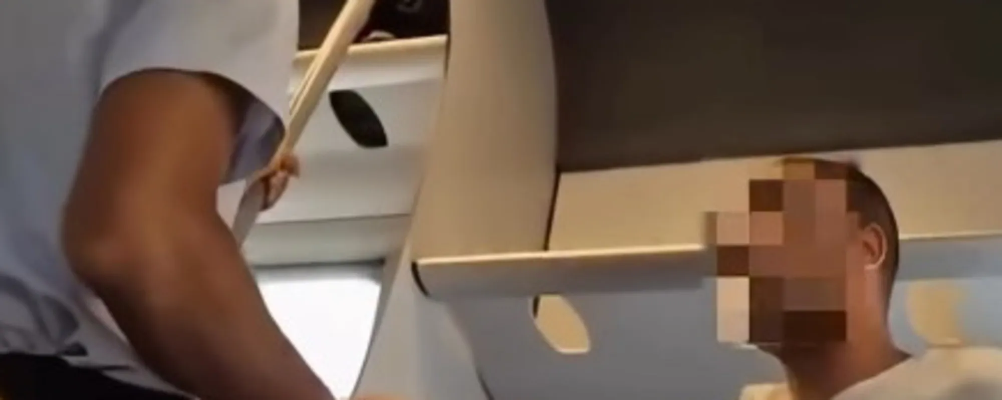 "Non ho il biglietto. Chiama gli sbirri di m***a così uccidono anche me"