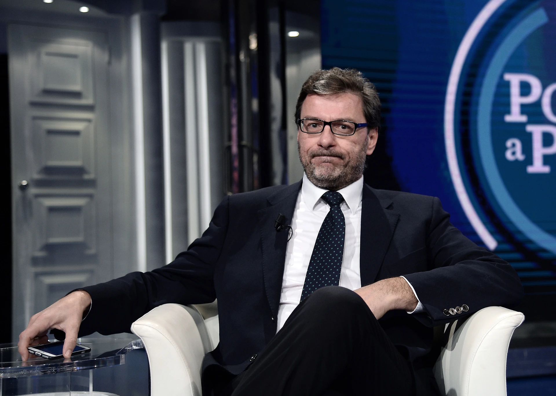 Porta a porta, Giancarlo Giorgetti e il terrore da Vespa. Spread e banche, "intervento senza indugio"