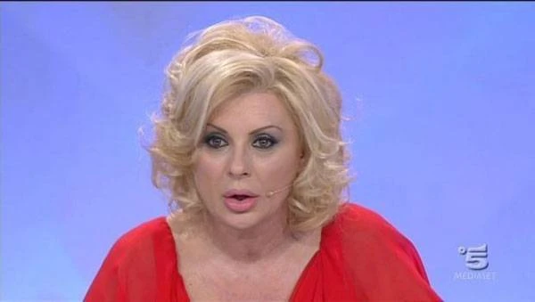 Uomini e Donne, Tina Cipollari inchiodata da Maria De Filippi: in studio entra una bilancia, sfida impossibile