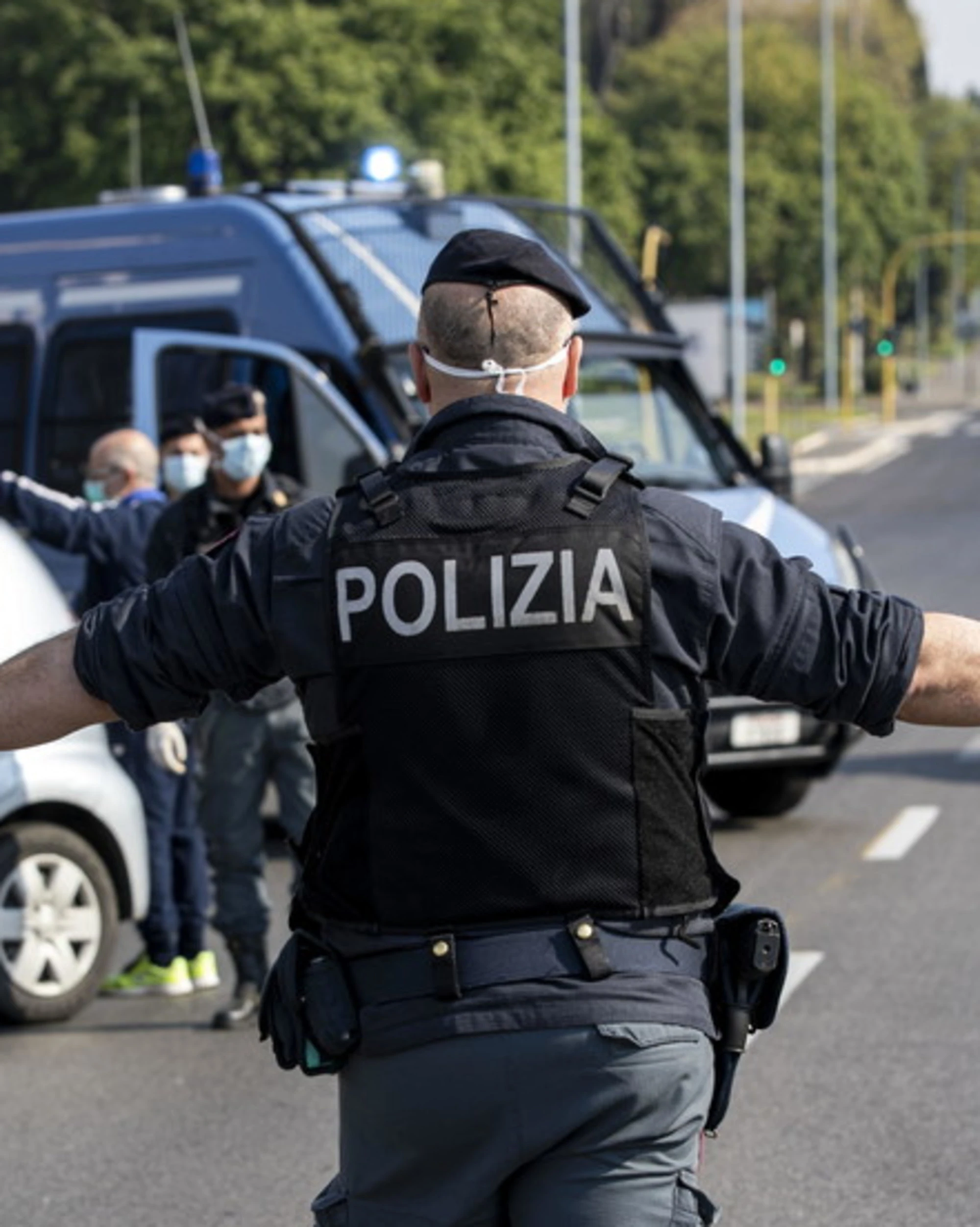  Castelfiorentino, fuggono all'alt e aggrediscono gli agenti: arrestati 3 nigeriani