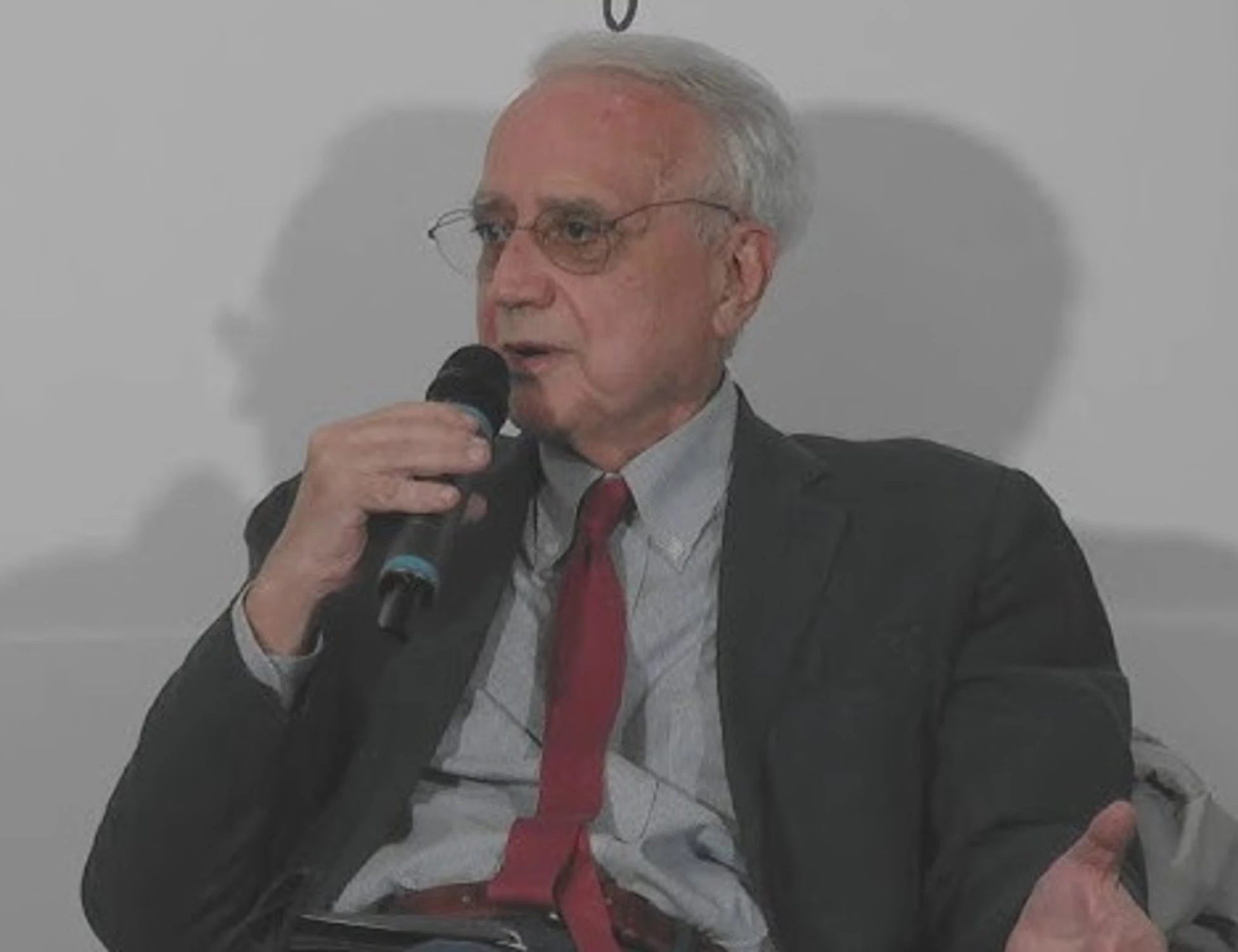 Erri De Luca, Flores d'Arcais boicotta il Festival di Salerno: "Esclusione inaccettabile"