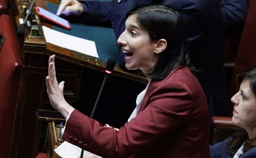Elly Schlein, ultima farsa in aula: insegue Meloni col bigliettino