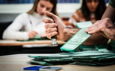 Sondaggio supermedia: FdI domina, Pd in picchiata, guizzo M5s