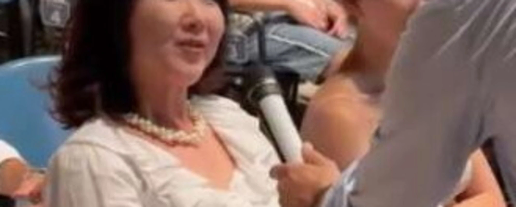 &quot;Ho visto una cinese&quot; <br />E lei umilia Parenzo <br />davanti a tutti