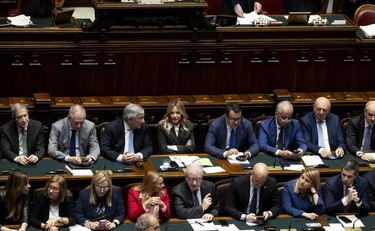 Giorgia Meloni, il gesto con cui azzera Elly Schlein mentre parla in aula