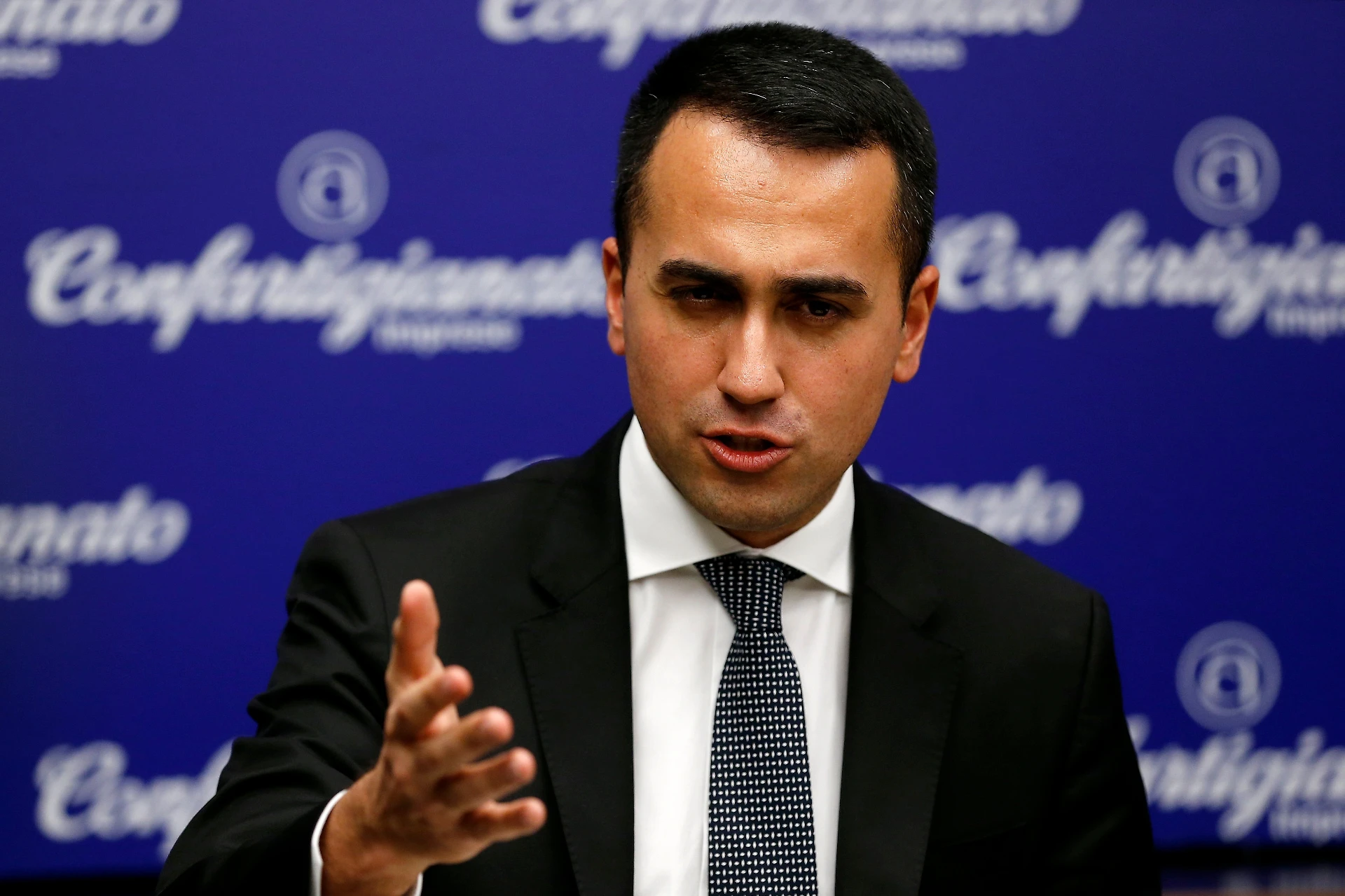 Reddito di cittadinanza, l'ex brigatista che umilia Di Maio: in coda pure lui per il sussidio