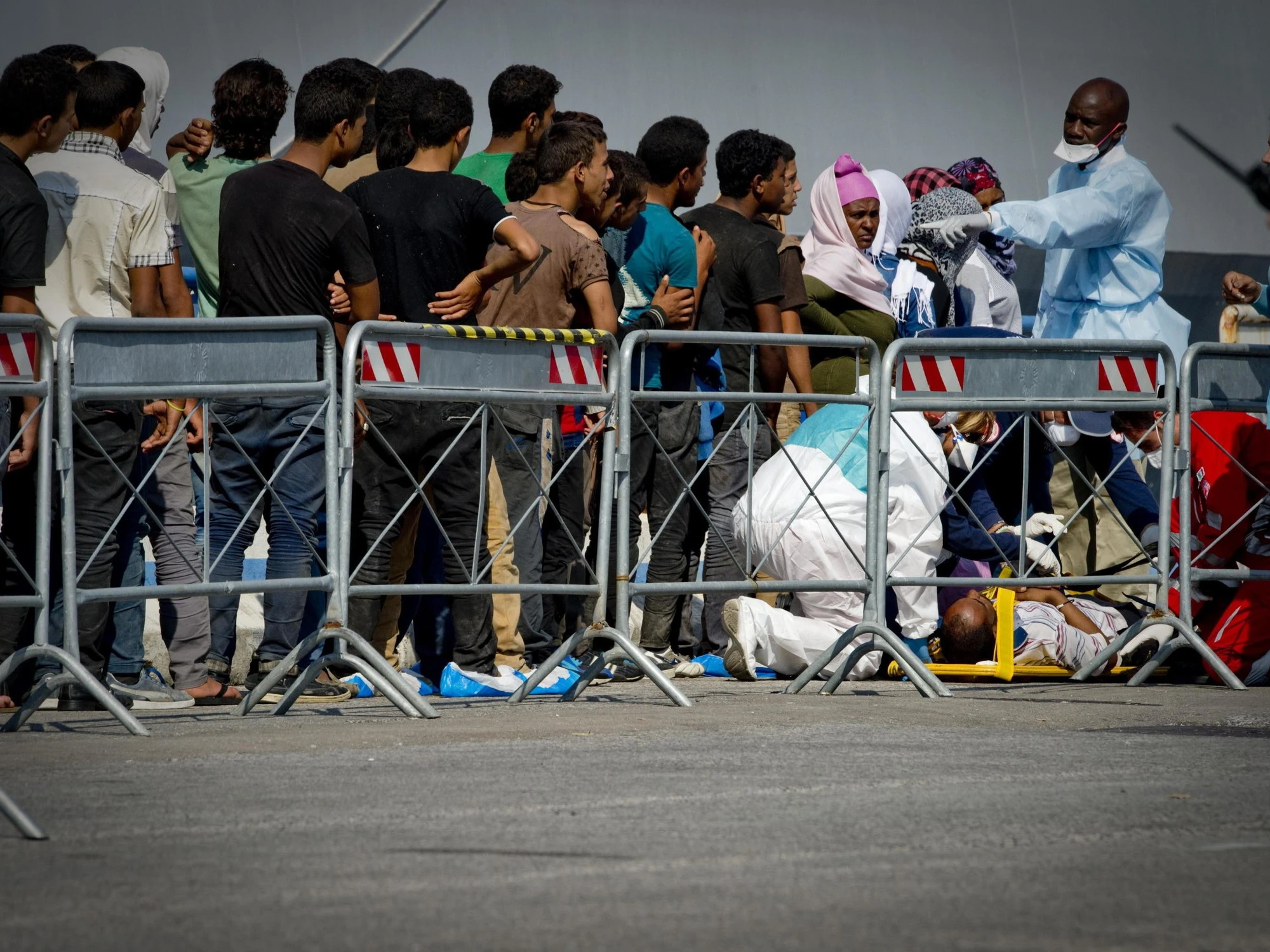 Immigrazione, svolta Ue: accordo sui rimpatri rapidi. E il governo accelera sul blocco navale