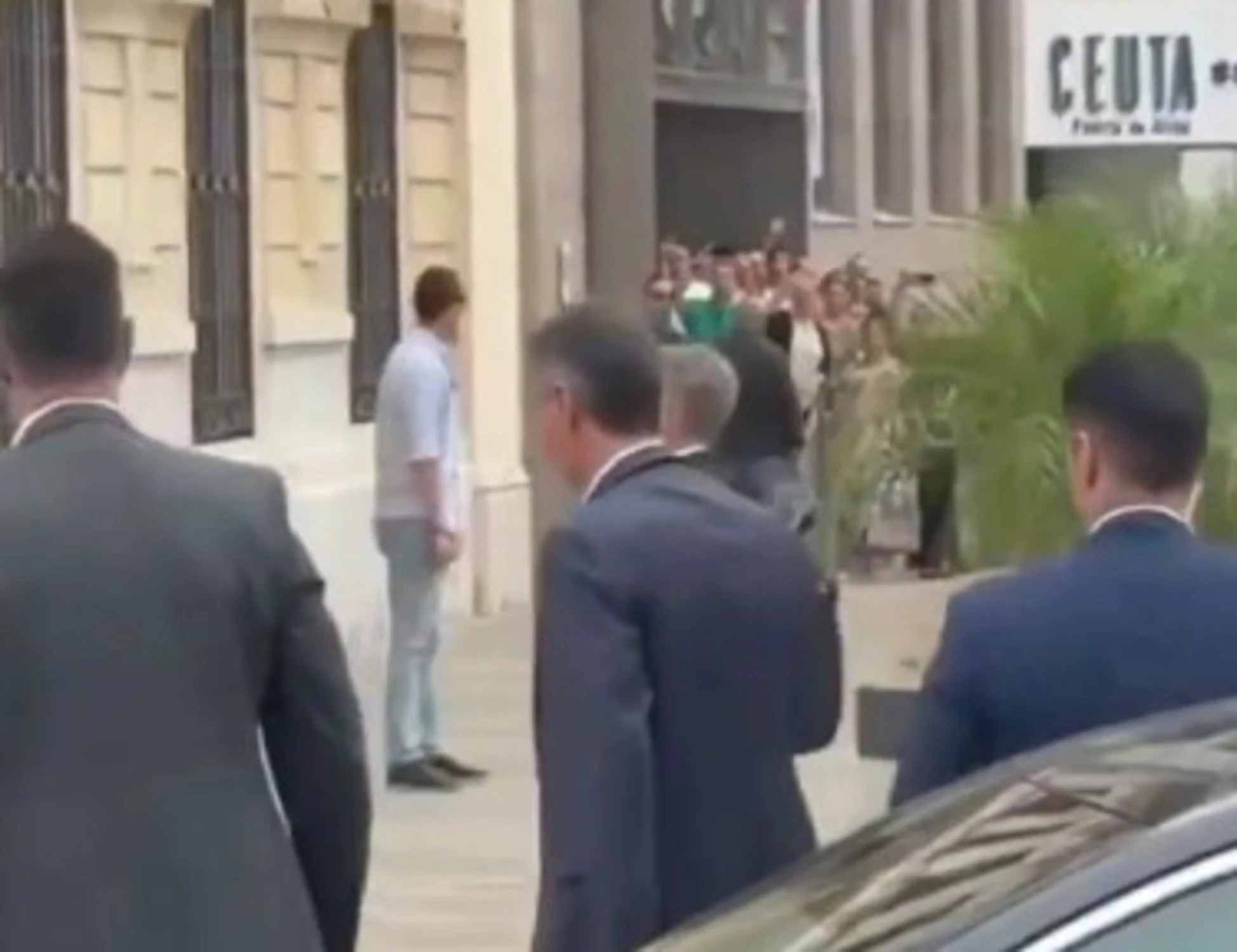 Ceuta nel caos, arriva Pedro Sanchez: accolto a insulti. Poi la spara: "Colpa delle mafie"