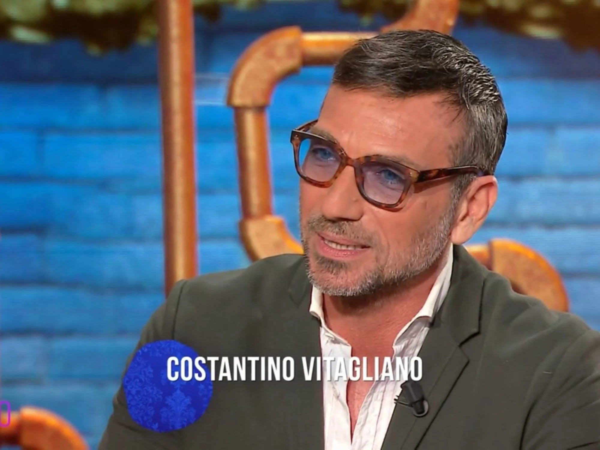 Costantino a Ciao Maschio: "Lele mora pensava di essere intoccabile". E su Costanzo e Maria: "Quando hanno capito che facevo ascolti, hanno spinto"