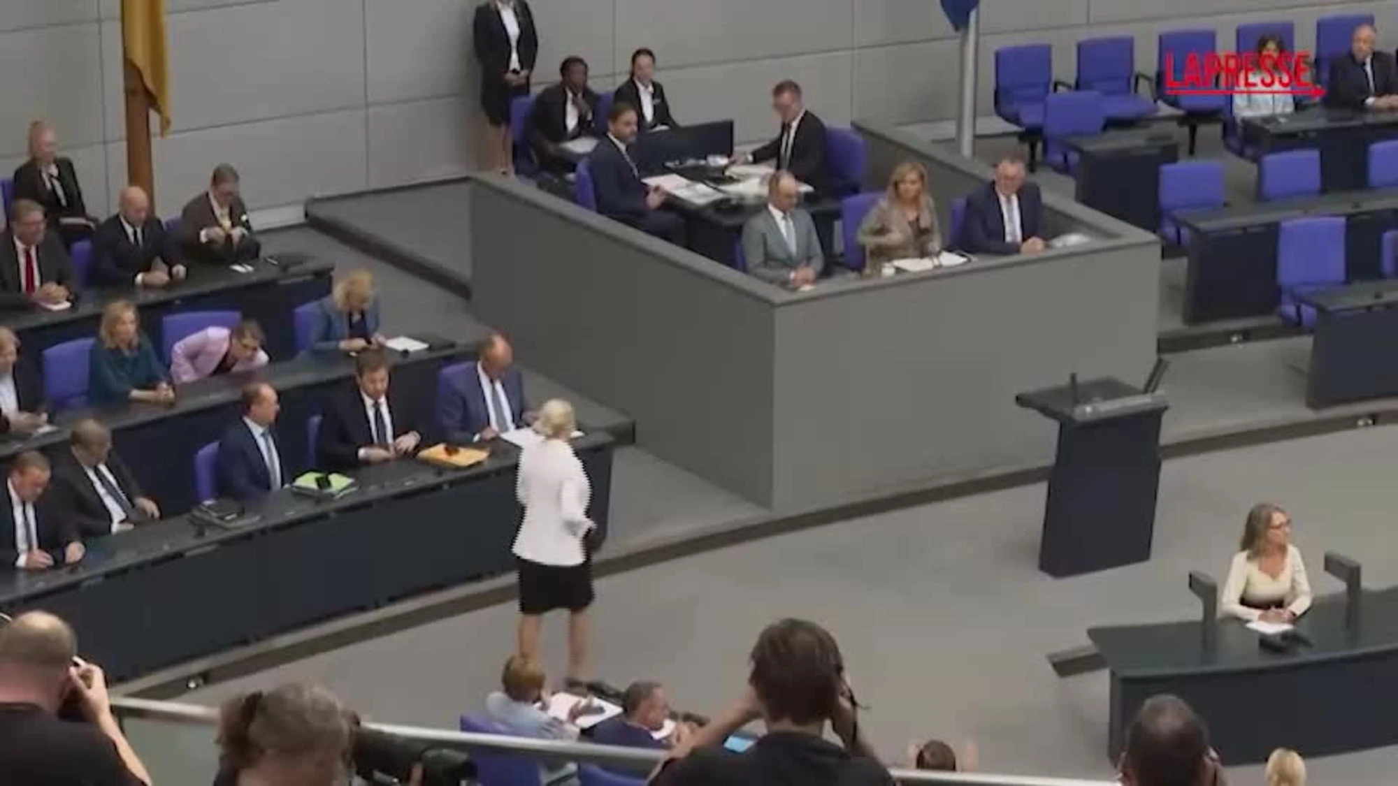 Germania, Weidel in Parlamento a Merz: "Il suo tempo è scaduto"