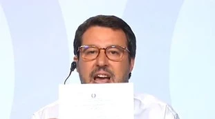 Immigrato palpeggia una ragazzina in treno, Matteo Salvini: "Conte, Lamorgese e Bonafede chiedano scusa. Governo di incapaci"