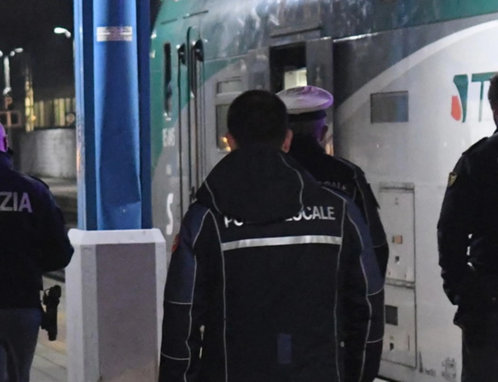Sondrio, palpeggia una ragazzina sul treno: chi finisce in manette