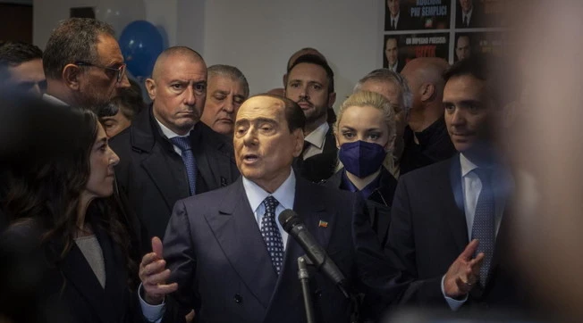 Berlusconi striglia i suoi: "Non è abbastanza", caos al pranzo di Natale